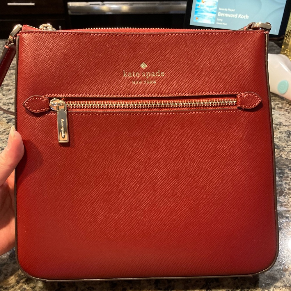 🌴New - Kate Spade Cross Body Red Purse. Great for daily use or travel.